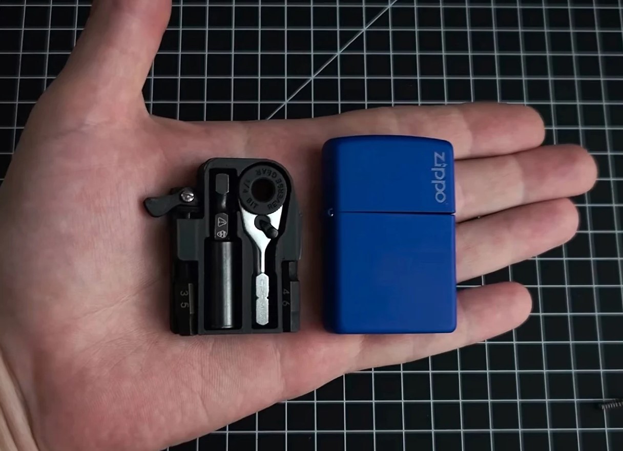 Un tipo convirtió su Zippo en una caja de herramientas de bolsillo Un tipo convirtió su Zippo en una caja de herramientas de bolsillo