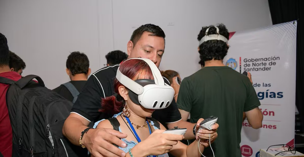 Un robot que baila y otro que juega piedra, papel o tijera: así fue el Campus Party ConTIC en Colombia