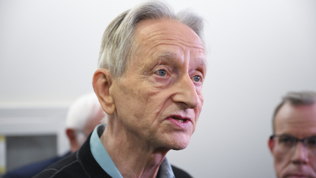 Geoffrey Hinton le dio al Congreso de EEUU un año de plazo para frenar a la IA Geoffrey Hinton le dio al Congreso de EEUU un año de plazo para frenar a la IA