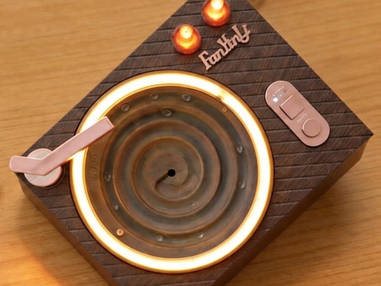 Un ‘tocadiscos’ que en vez de vinilos hace caer gotas de agua Un ‘tocadiscos’ que en vez de vinilos hace caer gotas de agua