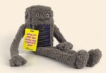 Bezzy, el peluche que suena como un data center cuando lo abrazás