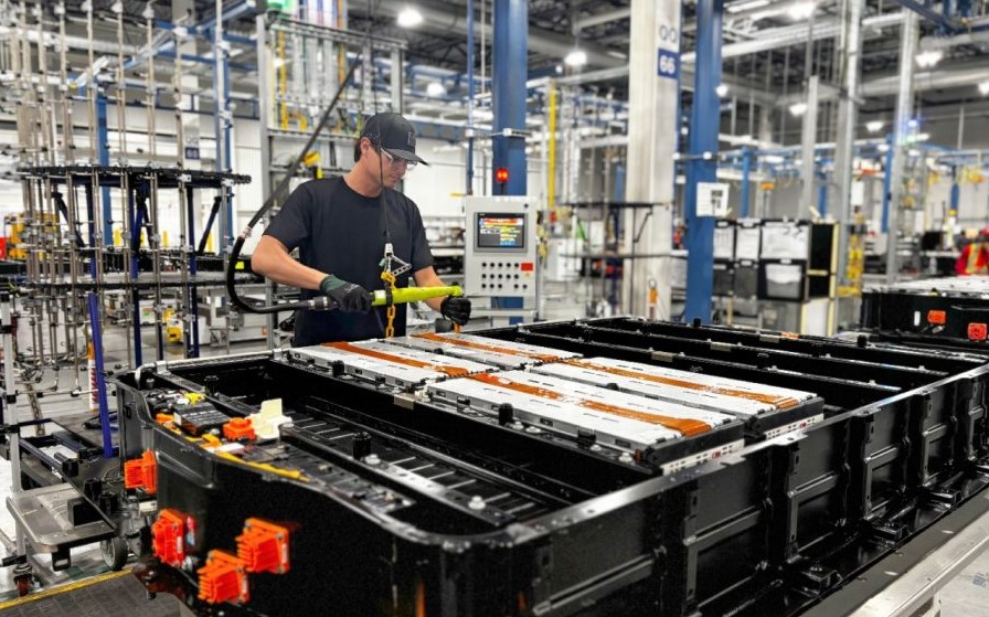 GM ya fabrica baterías de autos eléctricos con metales 100% reciclados